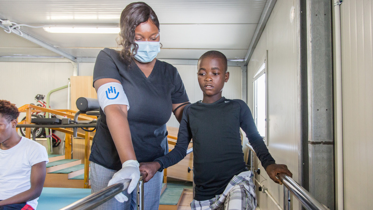 Villereson, 14 ans avait le pied gauche et le bras droit cassés suite à des éboulement qui ont suivi le tremblement de terre de 2021. Accompagné de sa mère, il participe à sa 12ème séance de réadaptation.