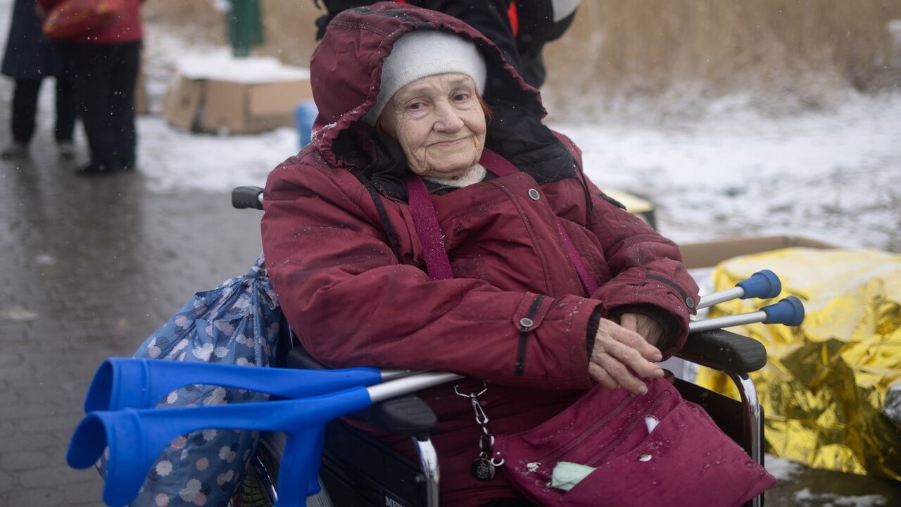 09/03/2022. Przemysl, Pologne. Galaina Mama Gala, 87 ans, traverse la frontière entre l'Ukraine et la Pologne au point de passage de Medyka. 