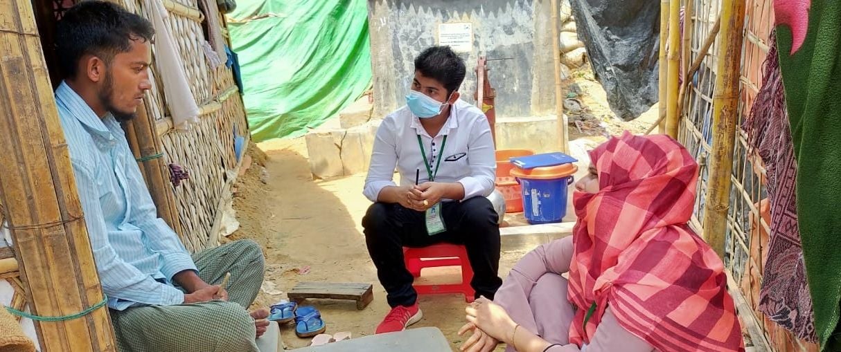 Medewerkers van HI verspreiden de preventiemaatregelen en hygiënetips in het vluchtelingenkamp van Cox's Bazar in Bangladesh.