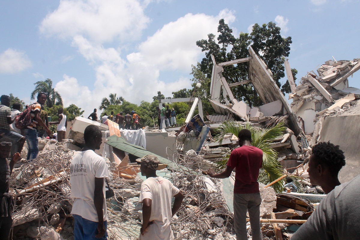 Mensen zoeken na de aardbeving op 14 augustus door het puin van wat vroeger het Manguier Hotel in Les Cayes was, in het zuidwesten van Haïti. Reddingswerkers doen er alles aan om overlevenden te vinden na de krachtige aardbeving met een kracht van 7.2, waarbij minstens 1.300 doden vielen en vele gebouwen instortten. Het epicentrum van de beving lag ongeveer 160 kilometer ten westen van de hoofdstad Port-au-Prince.