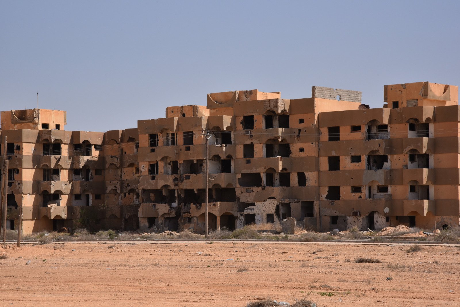 Appartementsgebouwen in de stad Tawergha. Veel burgers trokken naar Benghazi, bijna 800 km verder, om het geweld te ontvluchten.