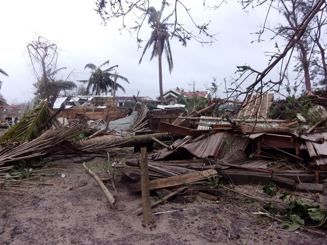 Verwoeste huizen na de doortocht van de cycloon Batsirai in Mananjary, Madagaskar.