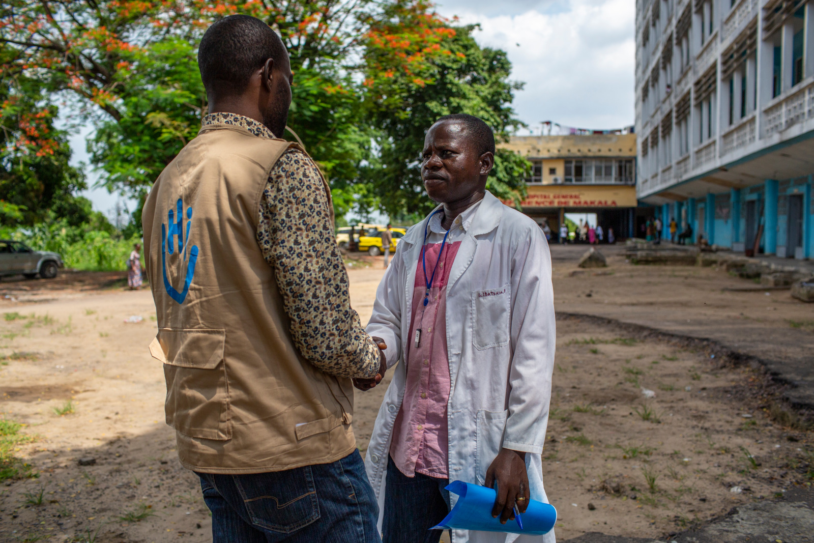 Een kinesitherapeut is in gesprek met een medewerker van HI voor het revalidatiecentrum van Makala in Kinshasa.