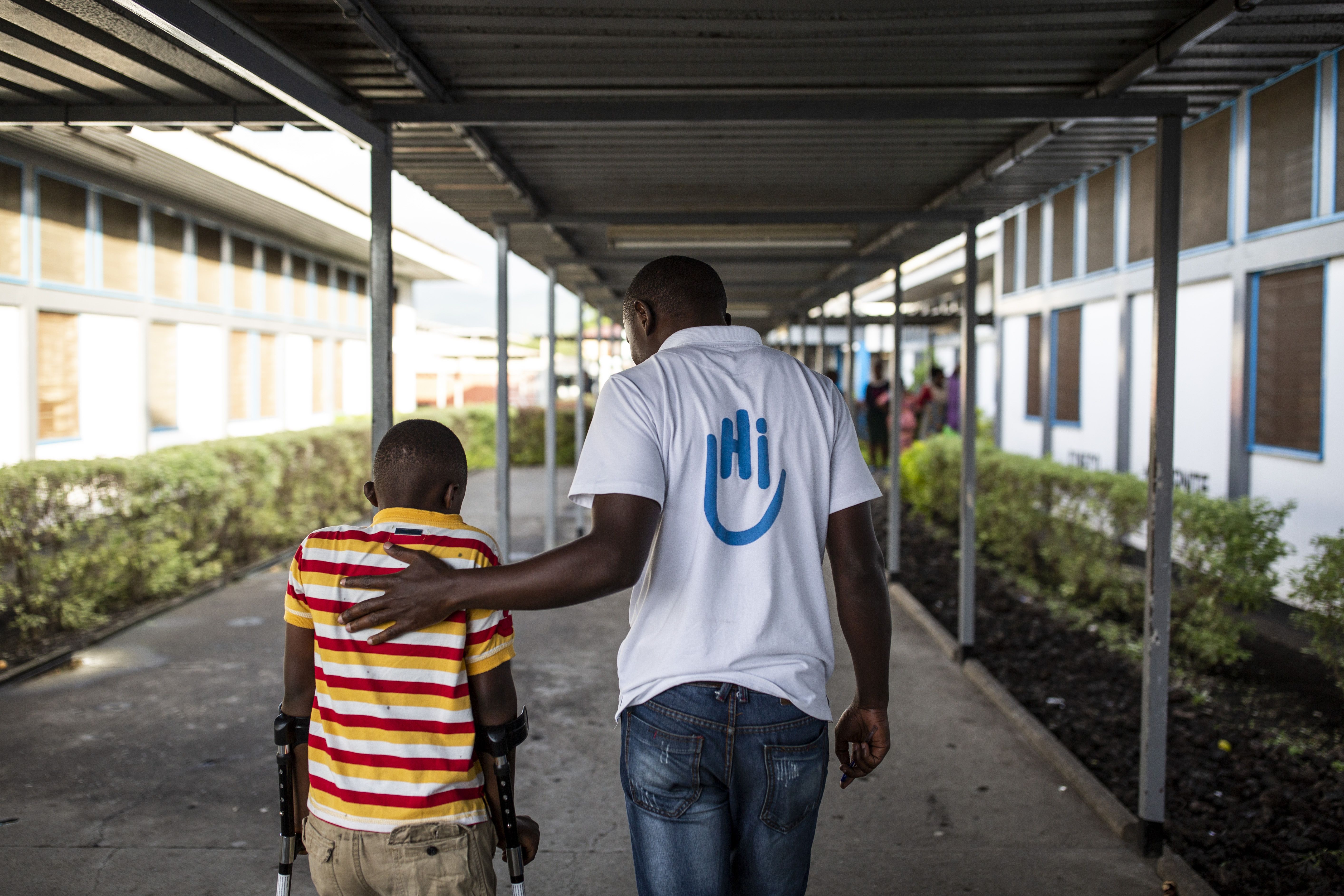 Sprekende groep in Juba kamp, Zuid-Soedan. Gelukkig, psychosociaal werker: 