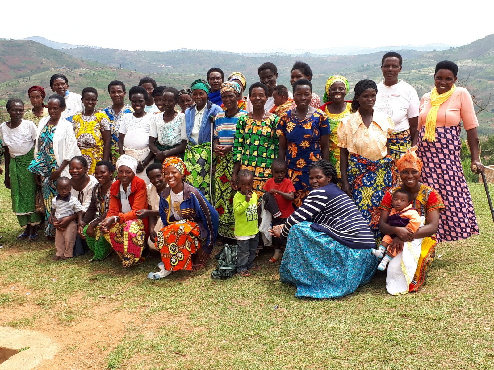 Rwanda - Groepsfoto van de leden van een buurtgroep voor vrouwen en meisjes met een beperking en ouders van kinderen met een beperking.