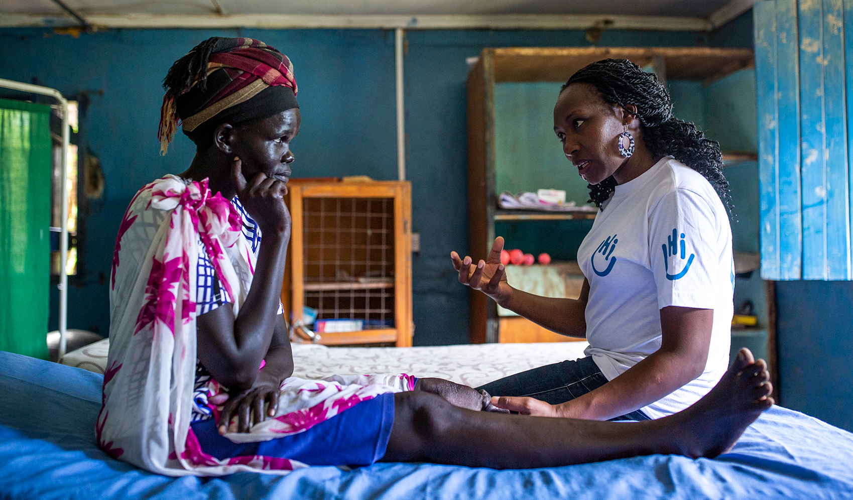 Zebidah Monyoncho, ergothérapeute chez HI avec Achol pendant une séance de kinésithérapie au centre orthopédique Kakuma 1, Kenya.