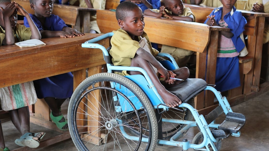 Rwanda: Deze jongen kan opnieuw naar school dankzij de rolstoel die hij kreeg van HI. De leerkrachten kregen een opleiding over hoe ze de leeromgeving moesten aanpassen aan kinderen met een beperking en over hoe ze andere leerlingen hierbij konden betrekken.