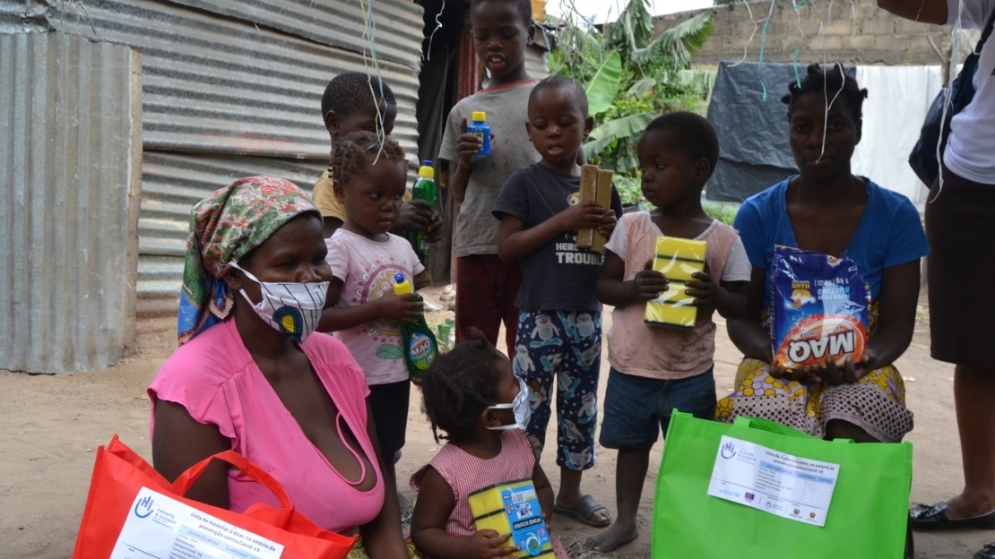 Verdeling van hygiënekits in Mozambique