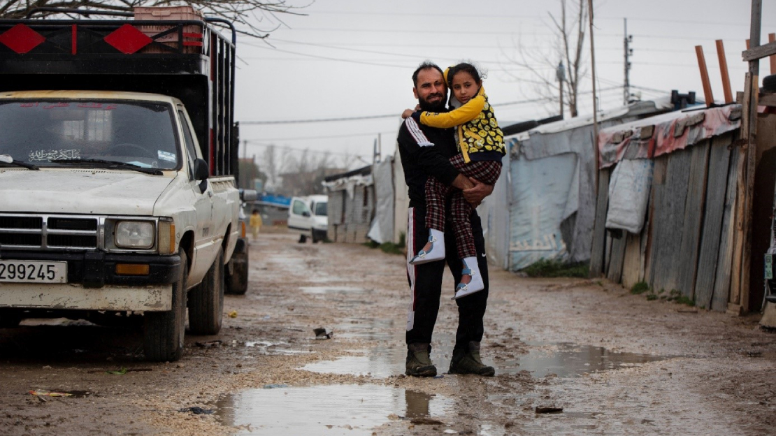 Adnan Al Hussein en zijn dochter Nada wonen in een vluchtelingenkamp in Libanon. In 2013 ontvluchtten ze hun woning in Idlib, Syrië