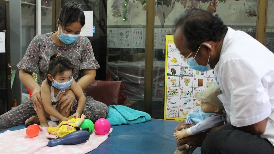 Sreyoun tijdens een revalidatiesessie in het centrum van Kampong Cham.