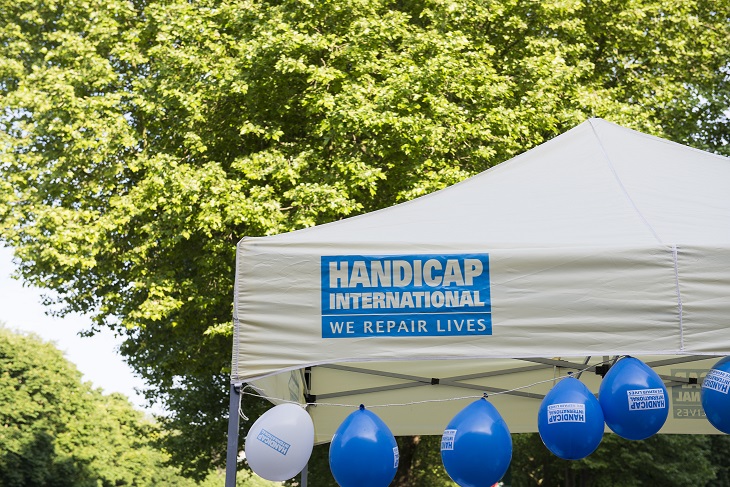 stand Handicap International avec ballons bleus et blancs