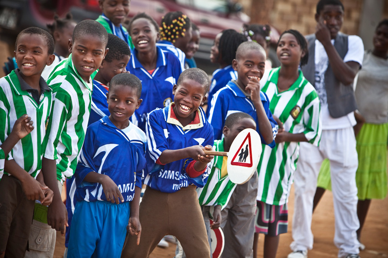 foto van kinderen in Angola die verkeerslessen krijgen