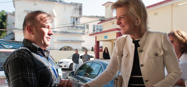 Prinses Astrid schudt handen met een slachtoffer van een landmijn.