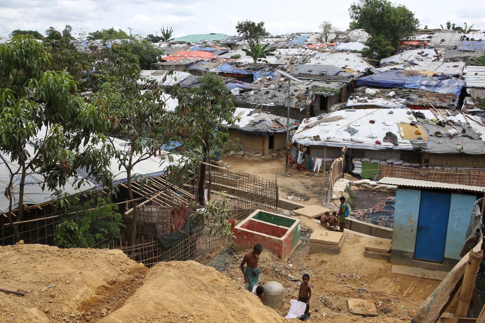 Een foto met de geïmproviseerde hutten van Rohingya-vluchtelingen in een vluchtelingenkamp in Bangladesh.