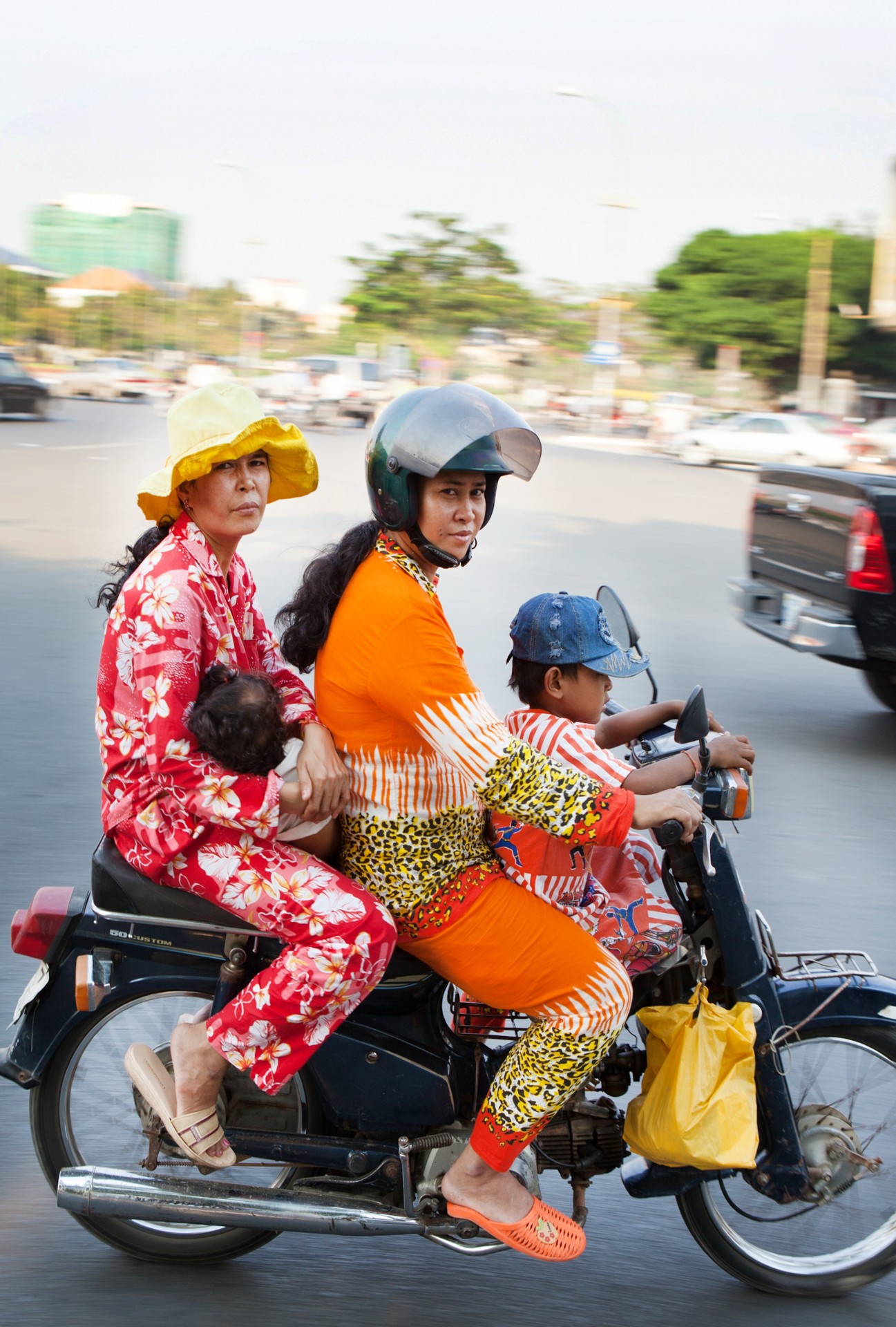 Een familie op de moto in Pnom Penh, Cambodja