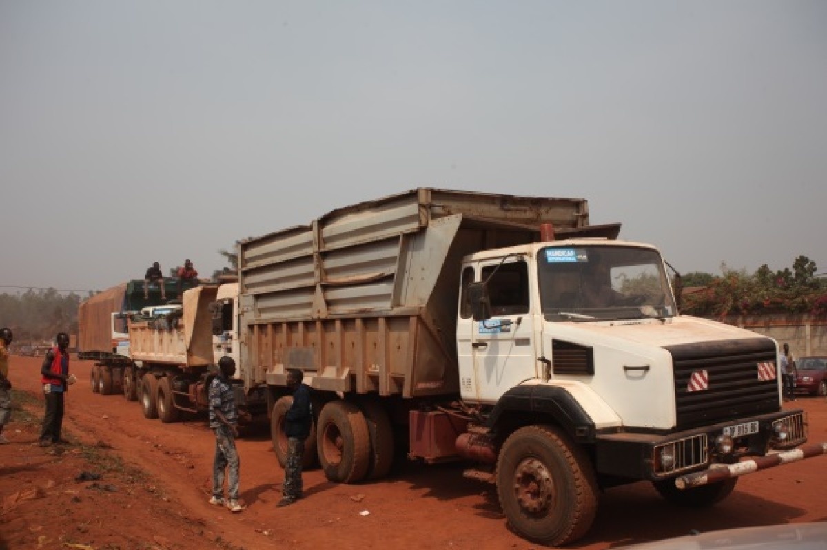 Grote geladen truck met logo van Handicap International