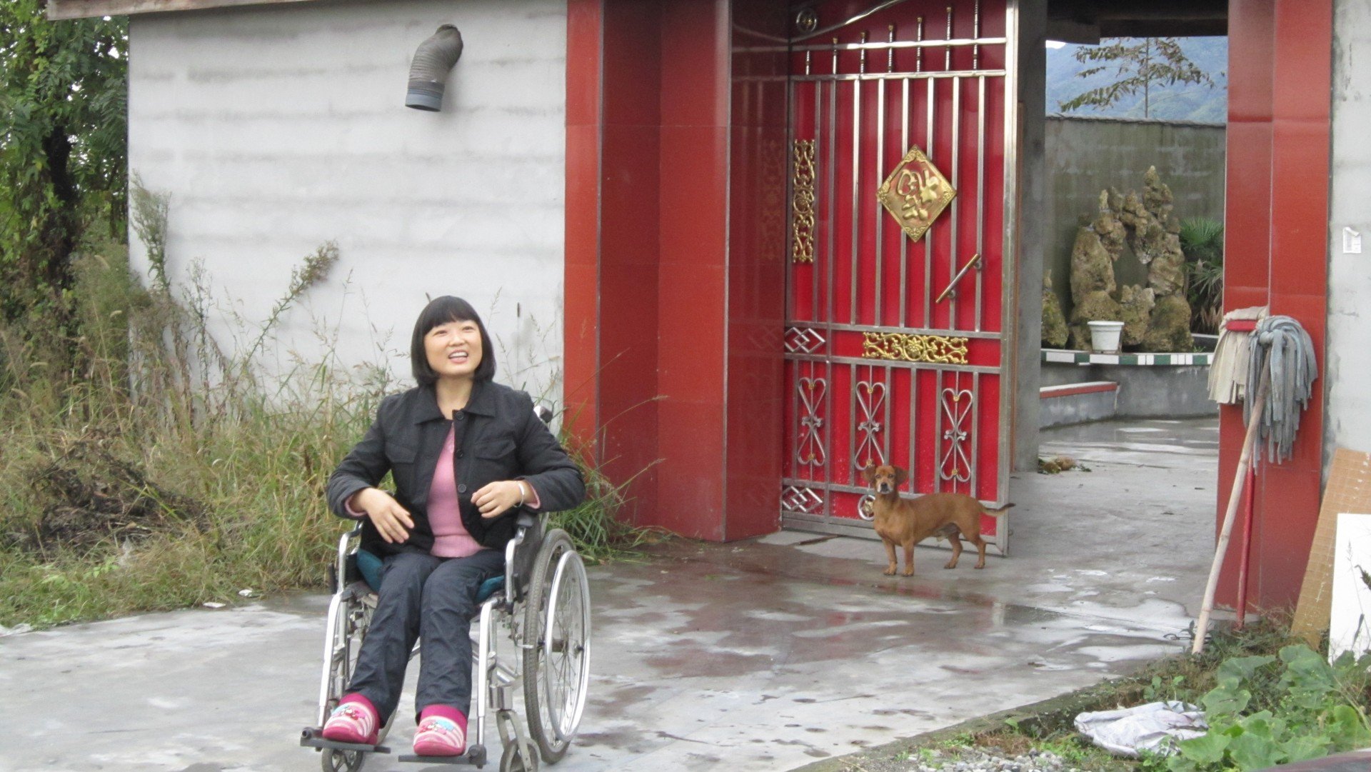 Tang Si Qiong voor haar huis in China.