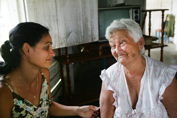 Een dame na een amputatie en een sociaal werkster in Cuba.