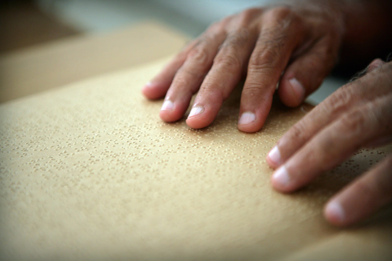 foto van een boek met brailleschrift