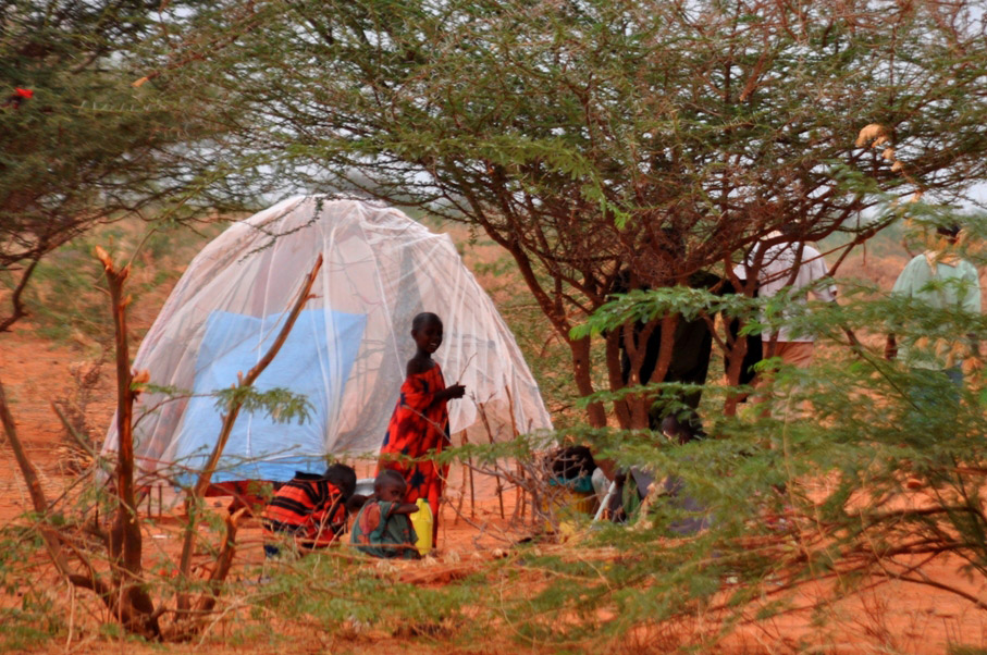 Meisje bij shelter in vluchtelingenkamp