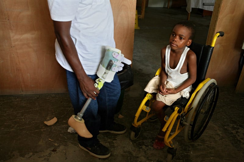 foto van een kind bij een sessie in een revalidatiecentrum in Haïti