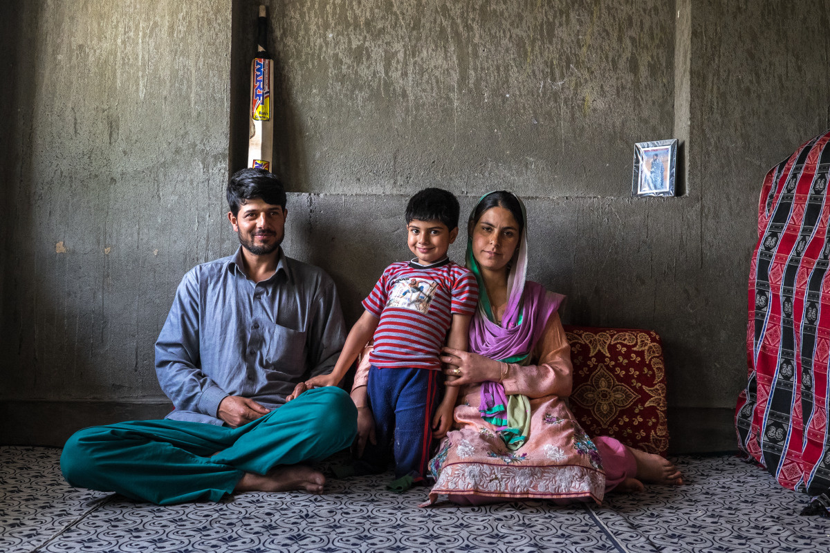 Portret van Fayaz met zijn mama en papa in de woonkamer van hun huis