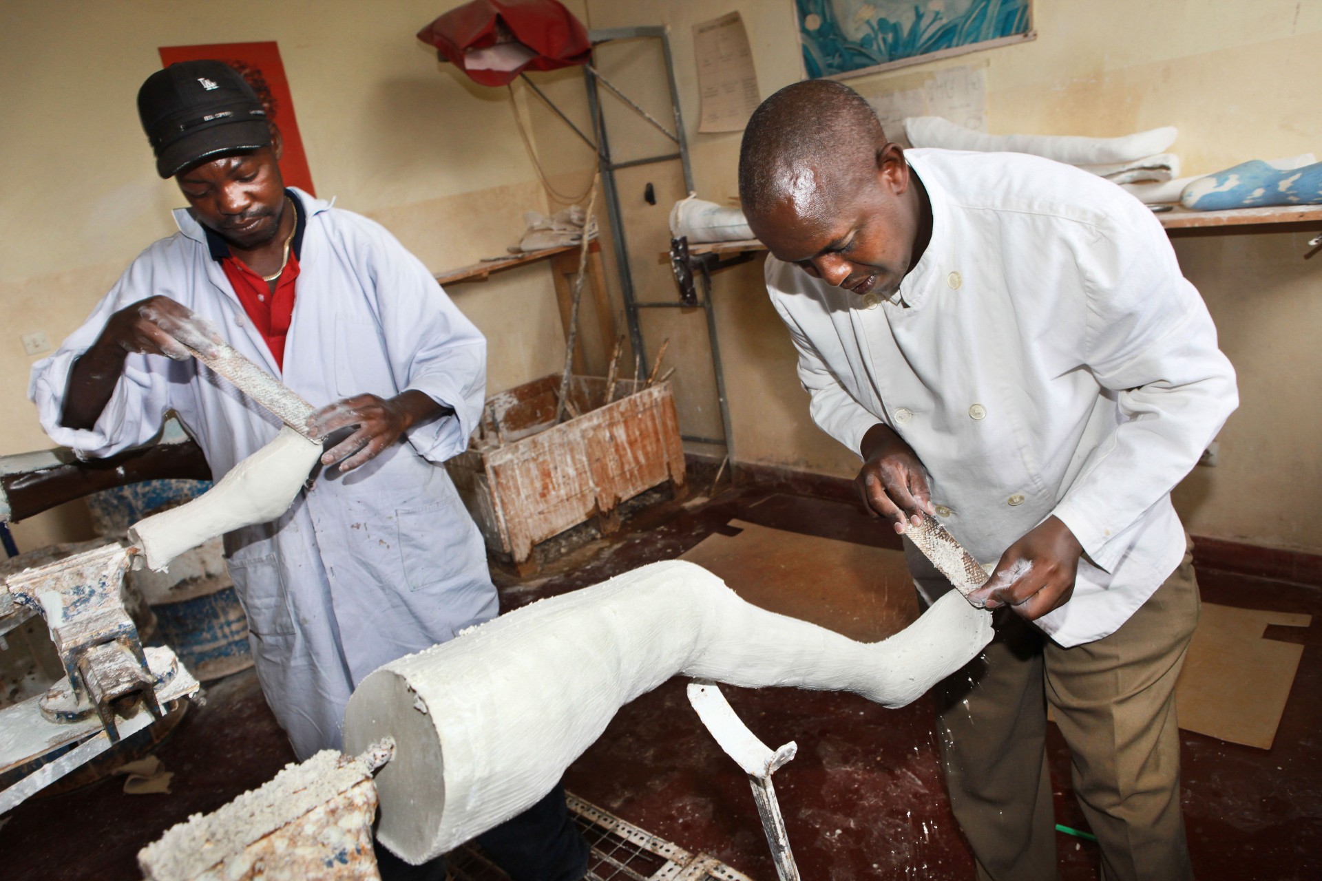 werk in het orthopedisch atelier in Burundi