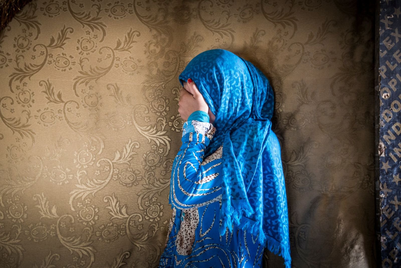 Een vrouw van Syrië, met haar gezicht in haar hand