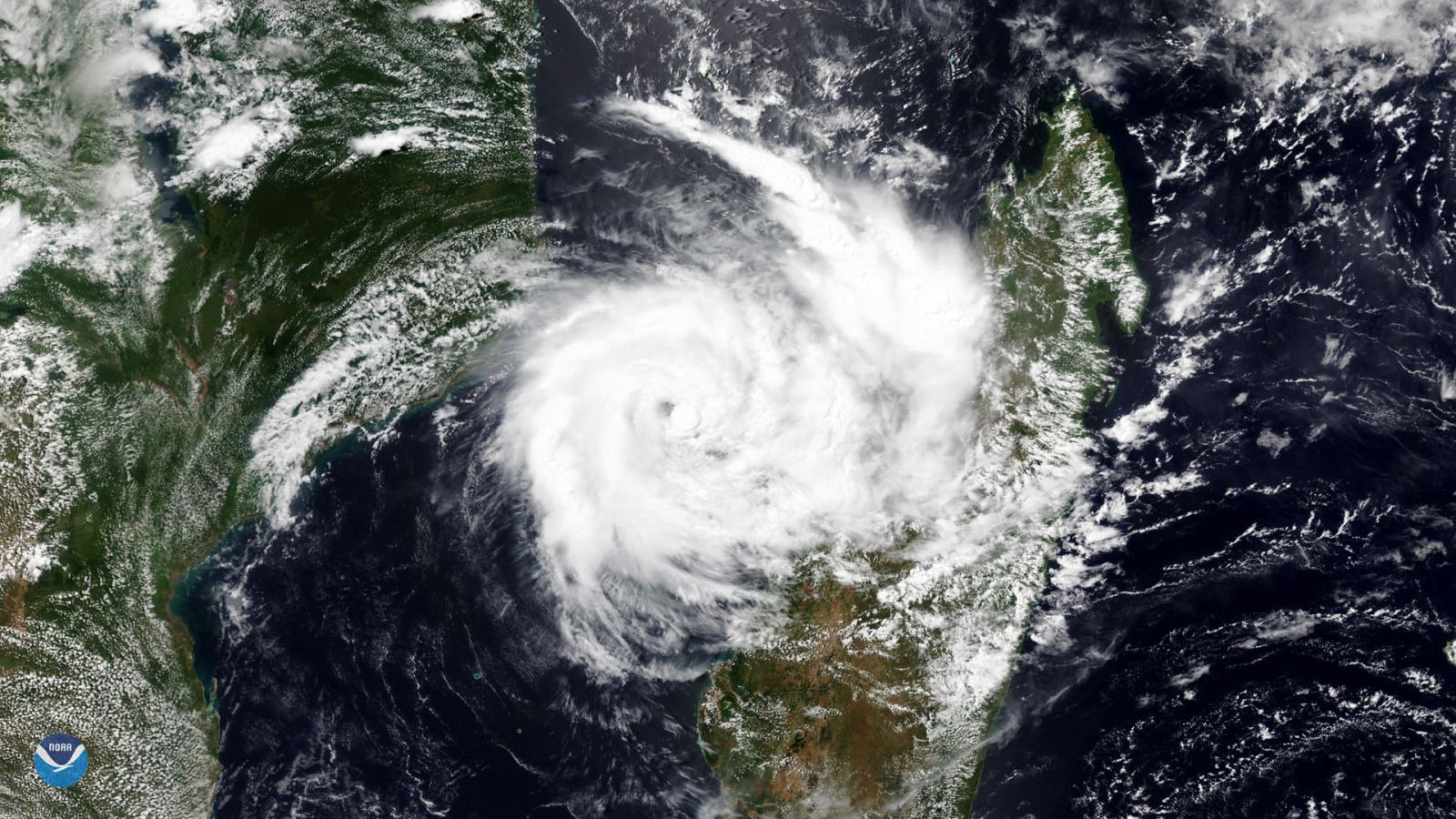 Vue satellite rapprochée du cyclone