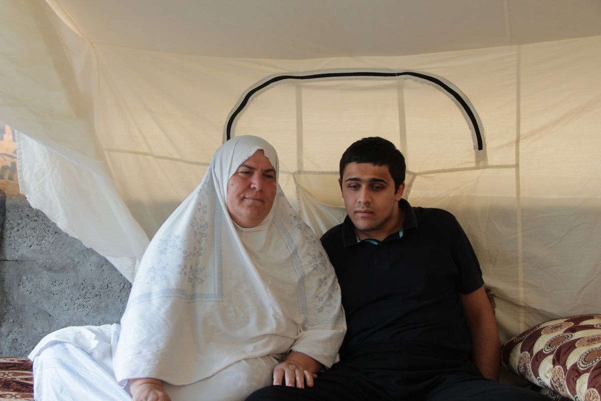 Samen in een tent in het vluchtelingenkamp: Ahmed en zijn mama Jamila, die geholpen worden door Handicap International