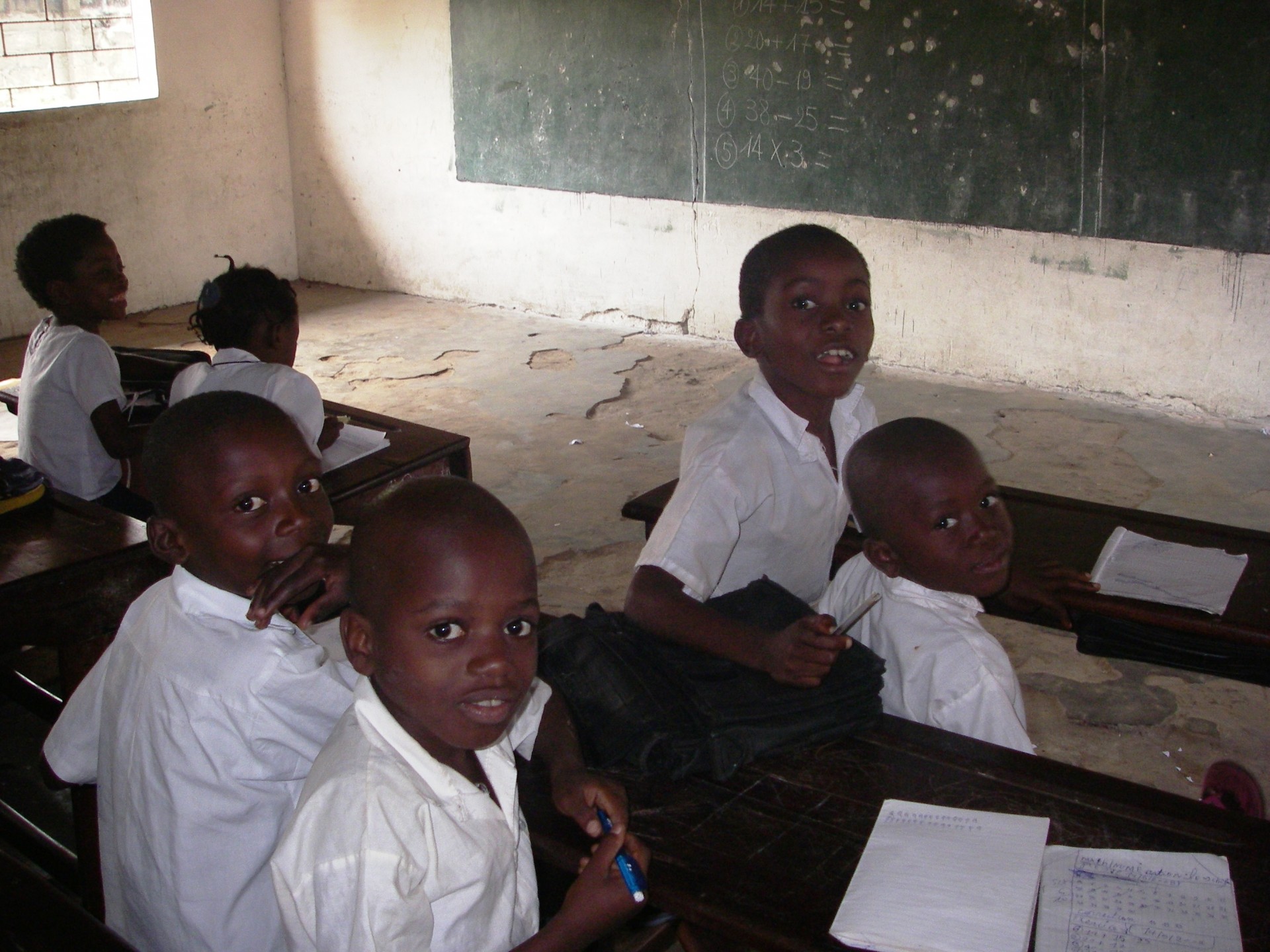 Kinderen op de schoolbanken in Kinshasa.