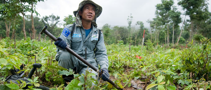 Ontmijner aan het werk in Laos