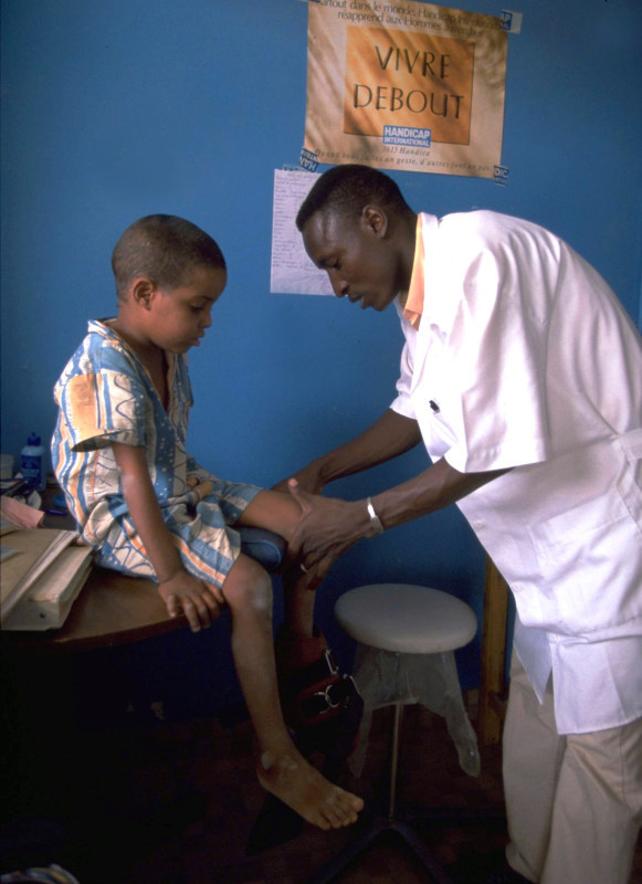 foto van een jongen die behandeld wordt in een revalidatiecentrum in mali