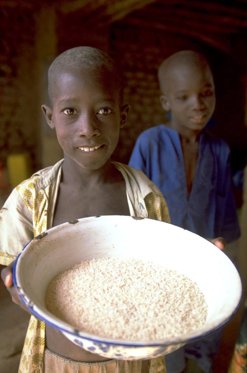 image of children in mali showing a bowl of rice