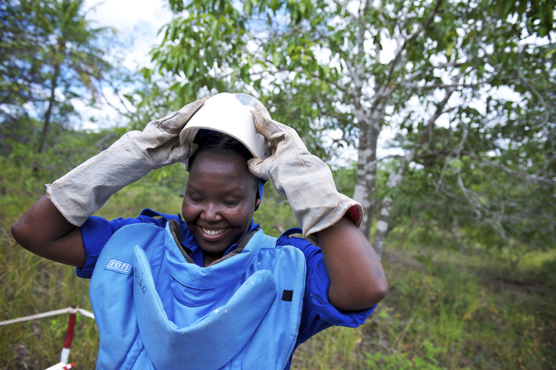 foto van Sarneta, die mijnen onschadelijk maakt in Mozambique