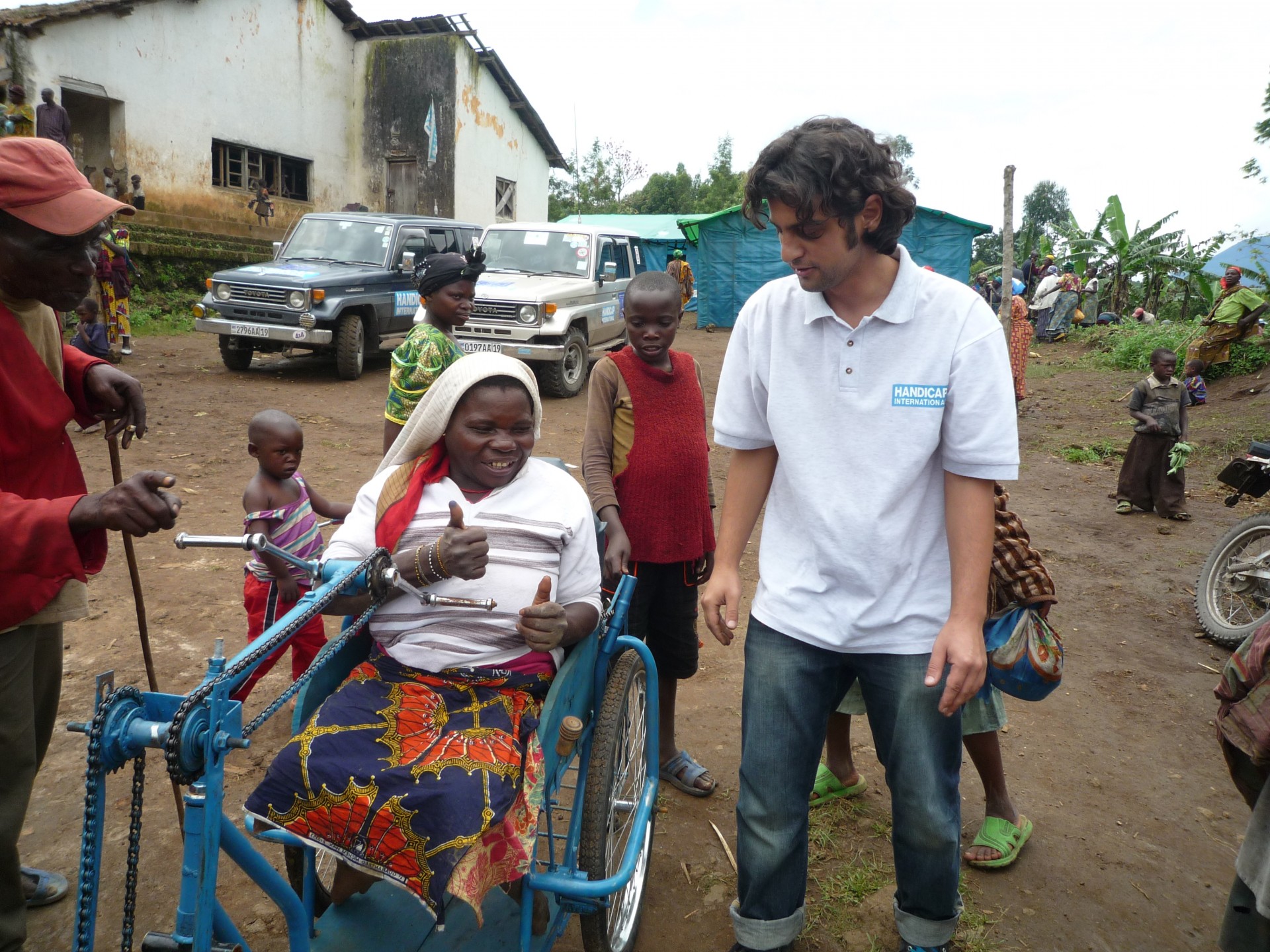 Dragomir  naast een vrouw met een handicap in haar rolstoel in Goma