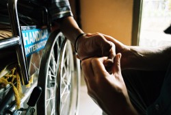 Een persoon met een handicap in een rolstoel