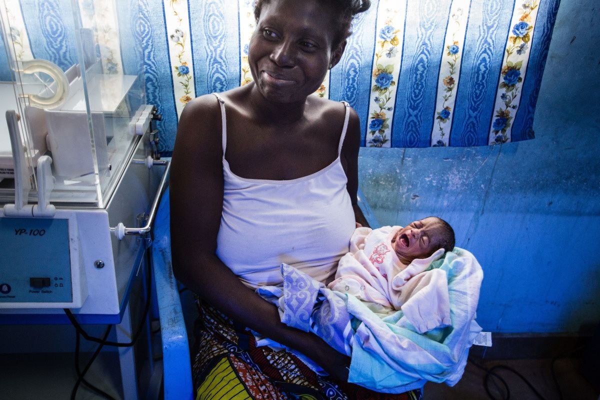 Een Congolese vrouw met haar pasgeboren baby op haar schoot