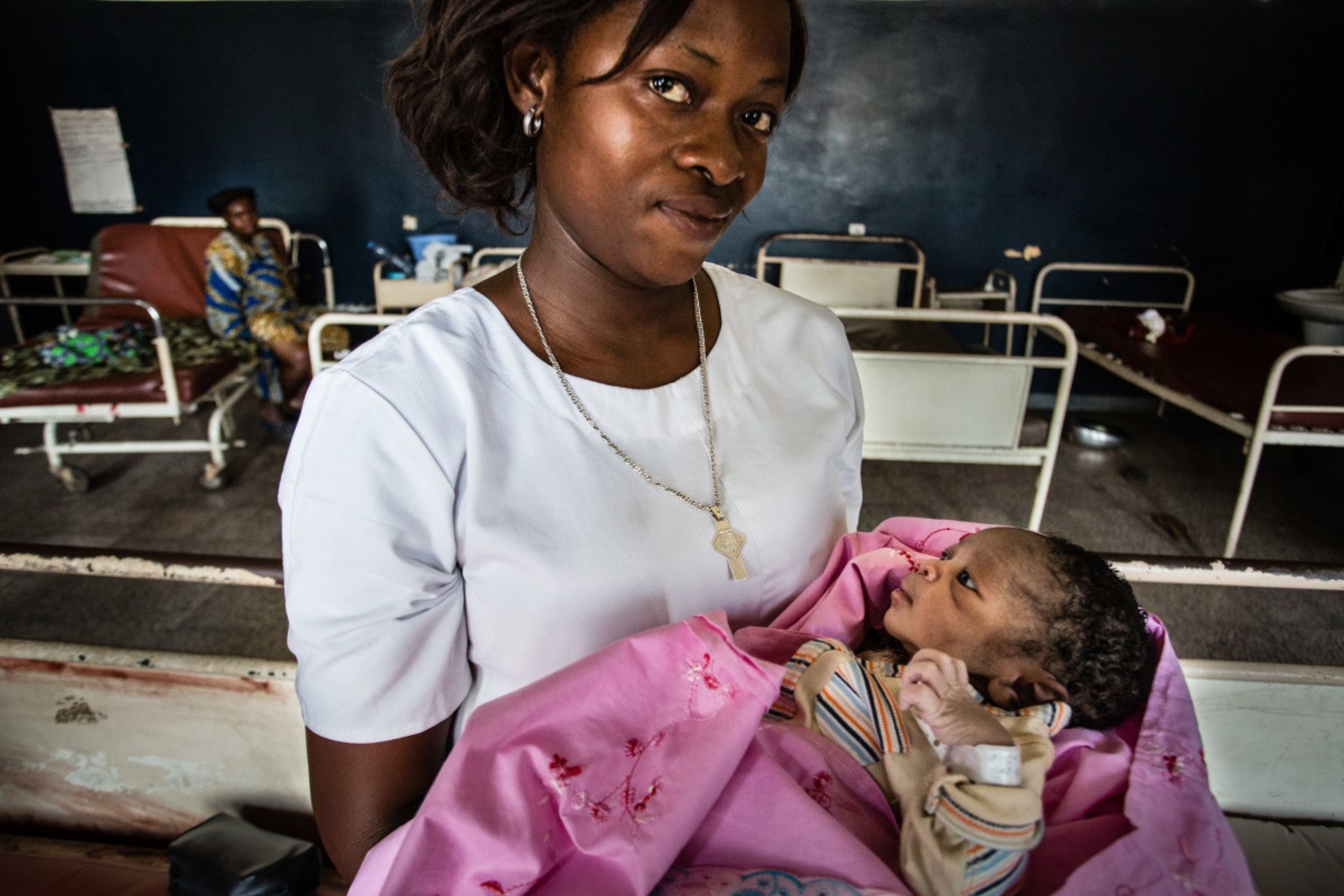 Een moeder toont haar pasgeboren kind in een gezondheidscentrum in Bumbu, DR Congo.