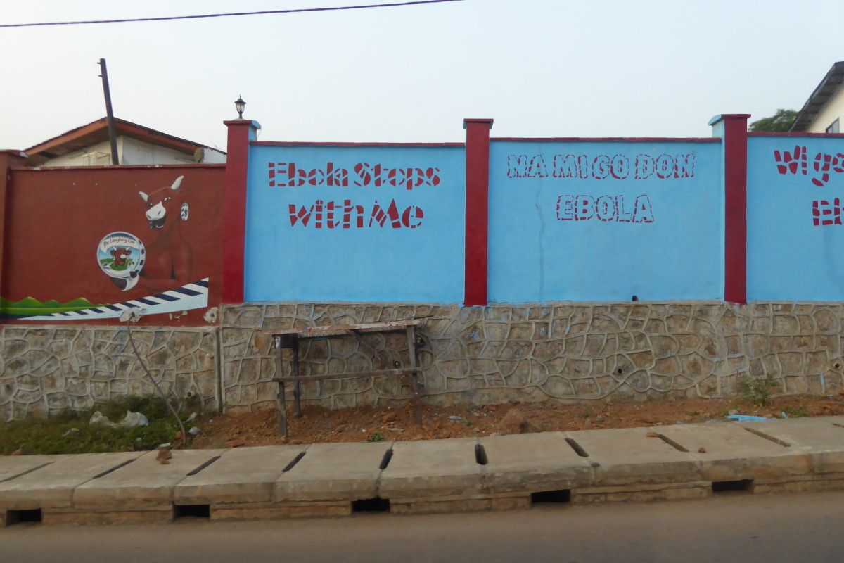 Een blauwe muur in Freetown, met slogans zoals 