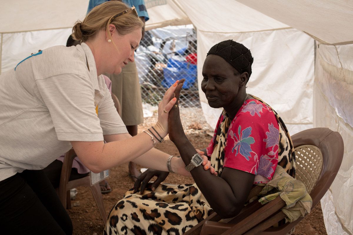 Een kinesist verzorgt een jonge vrouw in een vluchtelingenkamp in Juba.