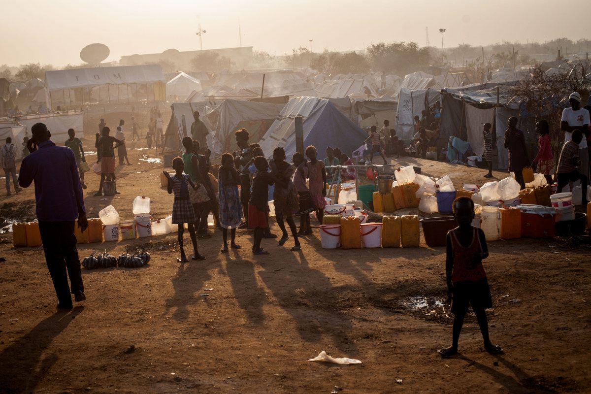 Vue du camp de réfugiés de Juba, des enfants et des adultes au milieu de tentes, de bidons d'eau