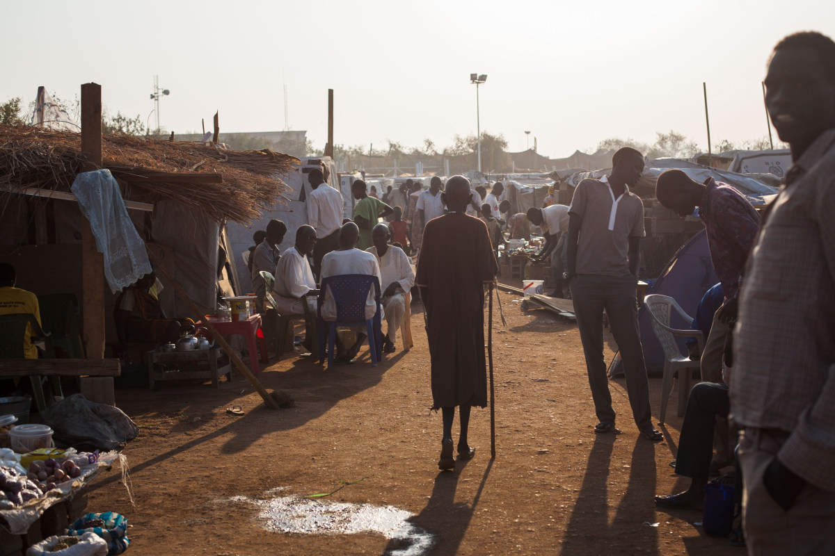 Een man met een stok in het vluchtelingenkamp in Juba