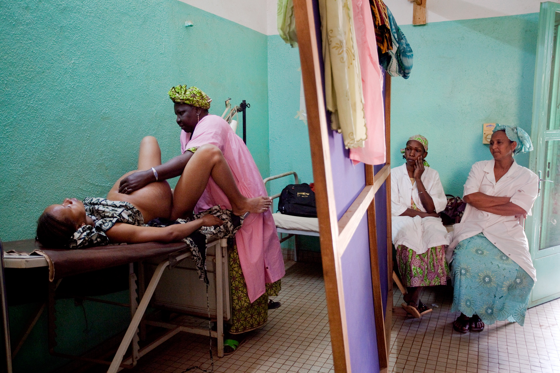 Mali. Bintou va bientôt accoucher. Une sage-femme l'examine.